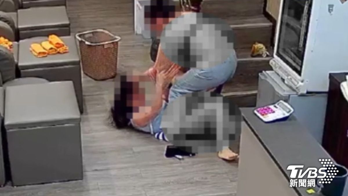 排班糾紛引爆衝突!女員工控遭同事「拽下樓梯又毆打」,雙方互告傷害。(圖/TVBS )