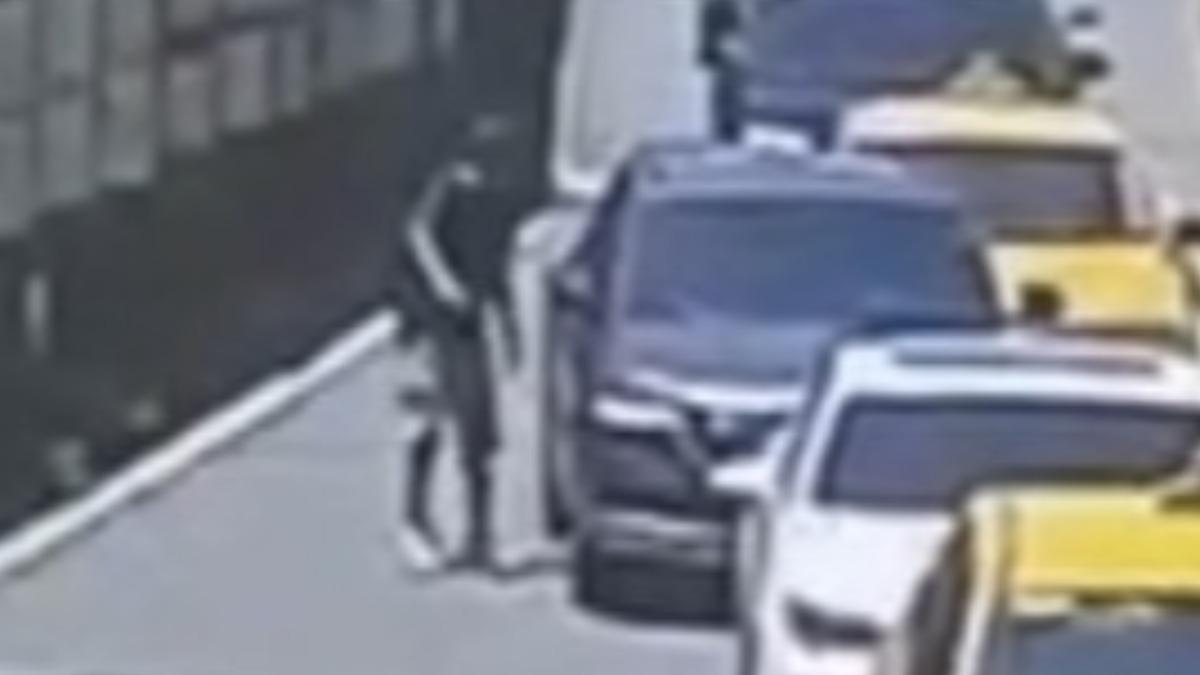 隨後鄭先生便下車,下車衝到前方車口敲窗理論,雙方爆發激烈口角。(圖/基隆市警局提供)