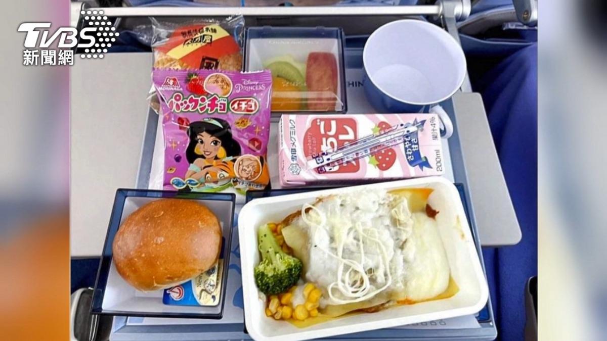 機上兒童餐顏色搭配多樣化，常會引人食慾大開。（示意圖／TVBS）
