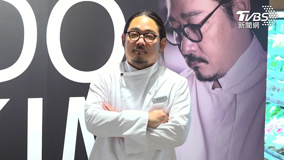 「黑白大廚」金度潤現身台灣與乾麵品牌合作。(圖/TVBS)