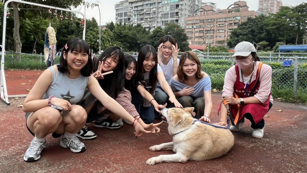 毛小孩奶茶可愛吸晴,吸引學生喜愛爭相拍照。(圖片來源:新北市政府)。