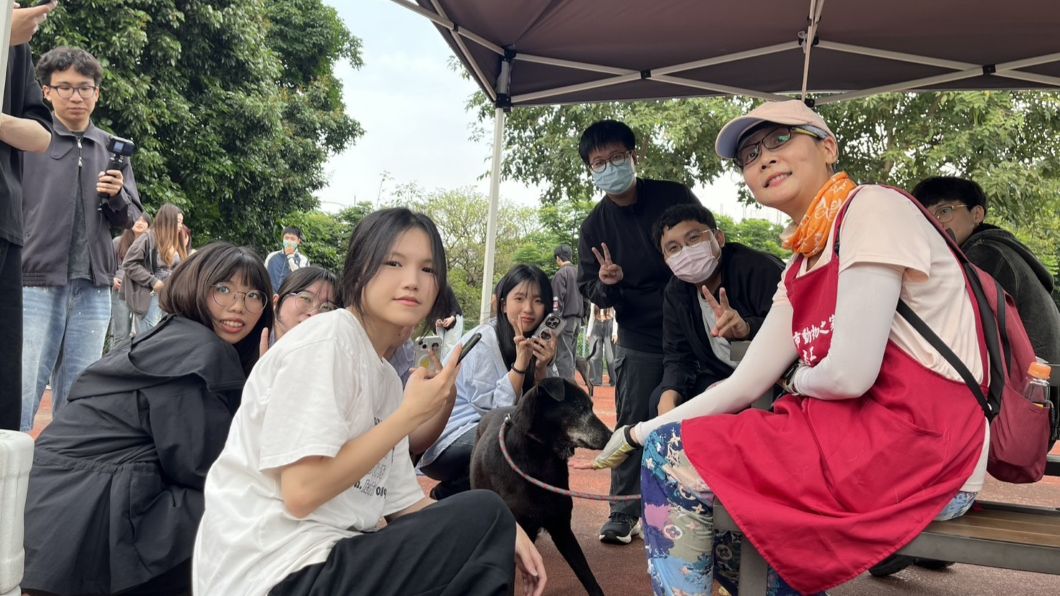 東海大學學生們與狗歐爸仲基相見歡。(圖片來源:新北市政府)。