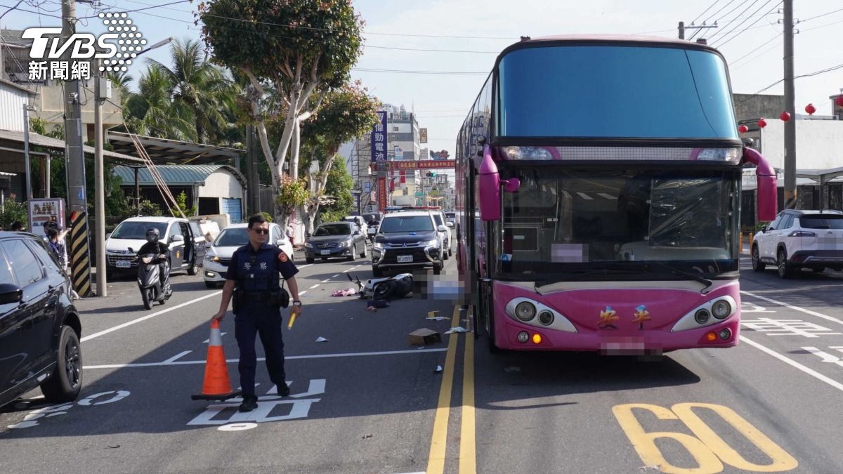 台南市安南區28日上午發生一起死亡車禍，女警返家途中遭追撞倒地　慘遭校車輾斃「顱腦粉碎」（圖／TVBS）