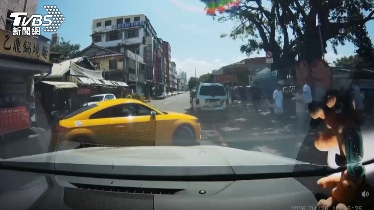 統測考試日校門口飆車!跑車飆破百還闖紅燈 居民全嚇傻