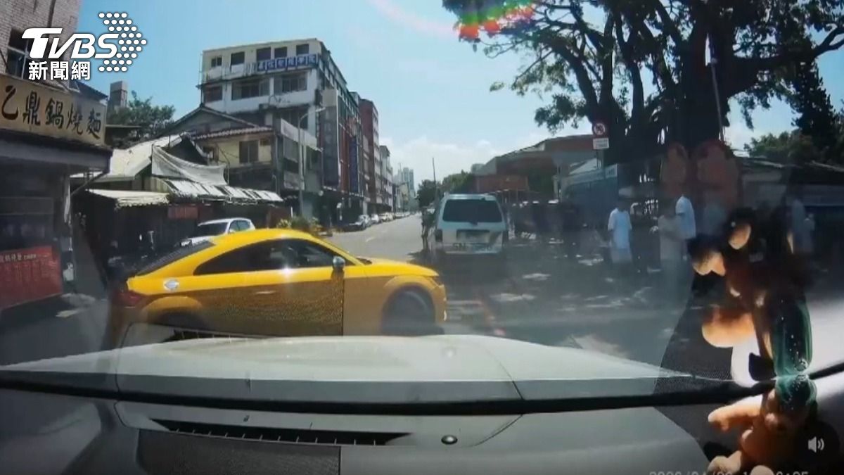 統測日跑車校門口狂飆破百還闖燈 恐罰4萬起跳。(畫面提供／threads __tt.wan)