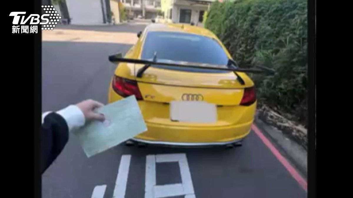 統測日跑車在台中興大附農校門口狂飆破百、闖紅燈，嚇壞考生及居民。(畫面提供／threads __tt.wan)