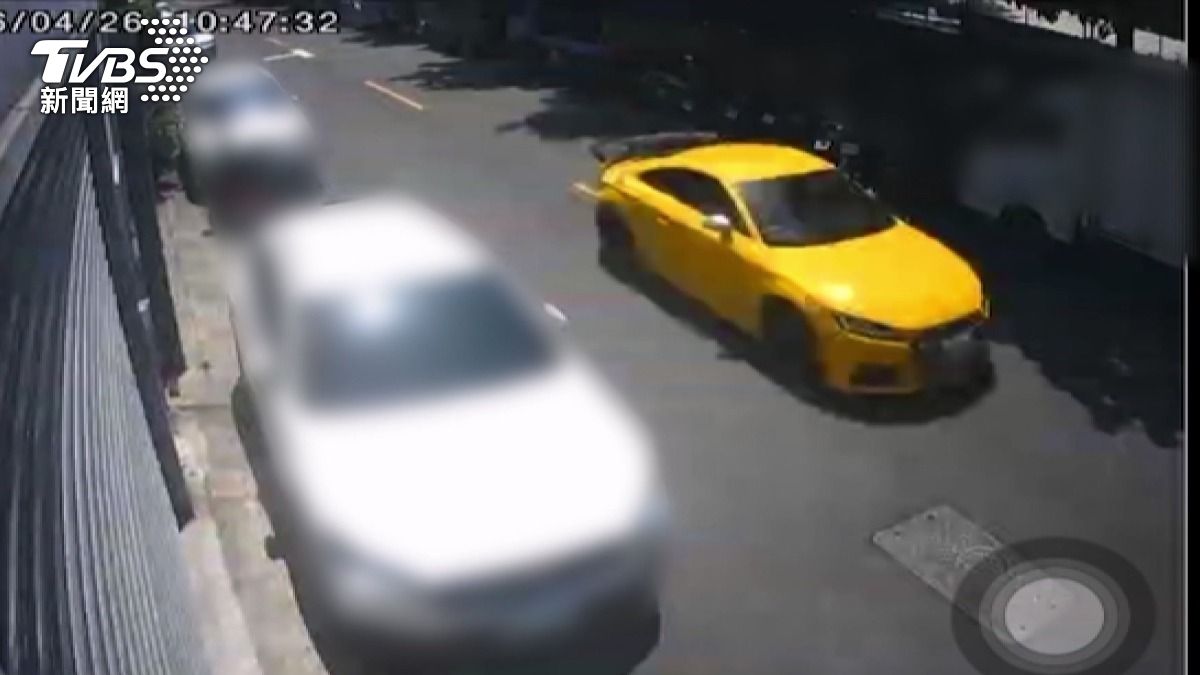 跑車小路狂飆車，當地居民說不斷從台中路繞到建德街，來回繞了一個多小時。(圖／民眾提供)