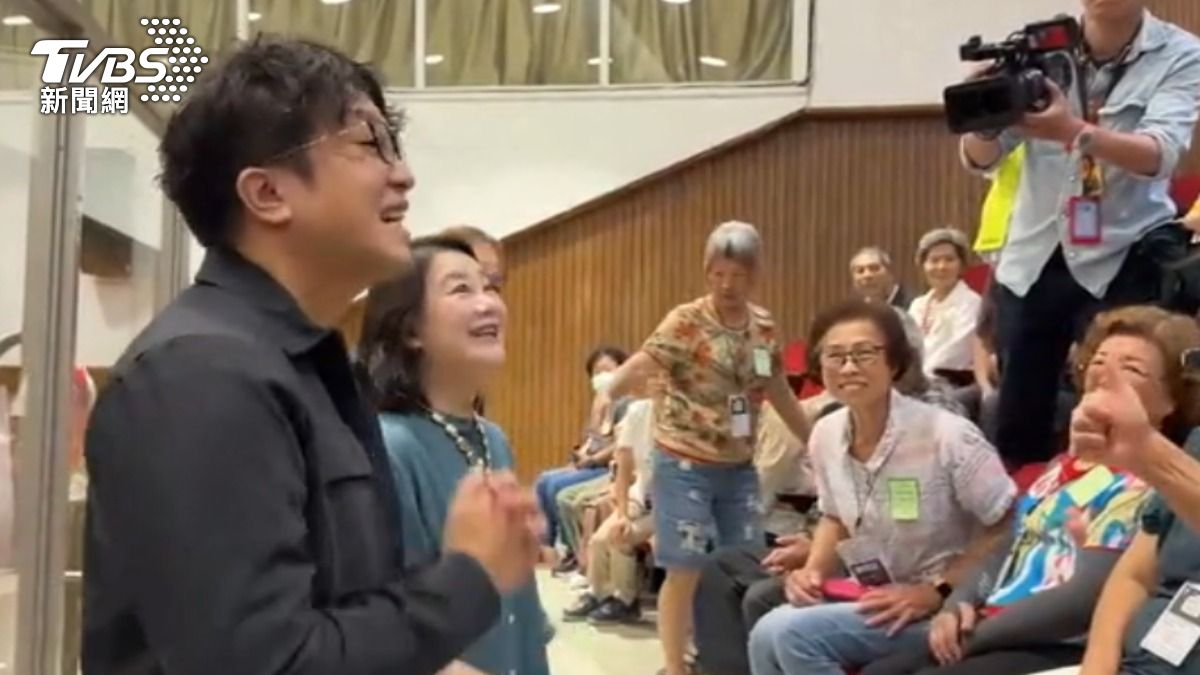 吳思瑤帶領沈伯洋與北投鄉親拜碼頭,積極為選戰暖身。(圖/TVBS)