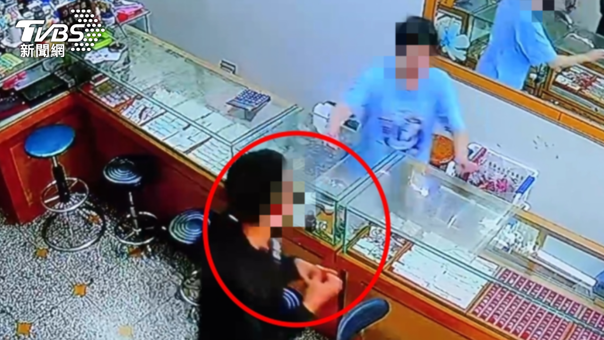 犯嫌將戒指戴在手上，沒想到竟直接跑出店外。（圖／TVBS）