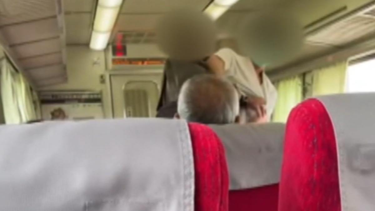 兩名男子在火車上因為影片太吵大打出手。(圖/授權@0113_wu)