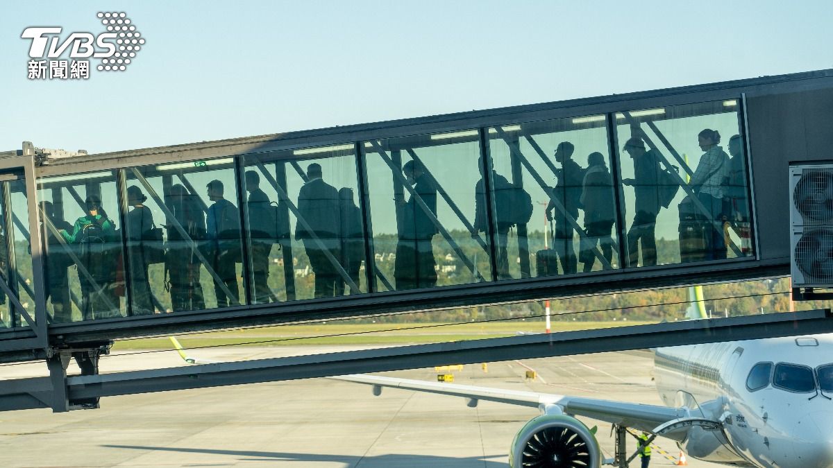 不准走!安檢太慢飛機不等 法機場30名乘客氣炸「肉身擋波音」