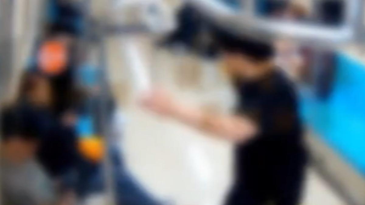 男搭捷運「狂盯女子」逼近。(圖/TVBS)