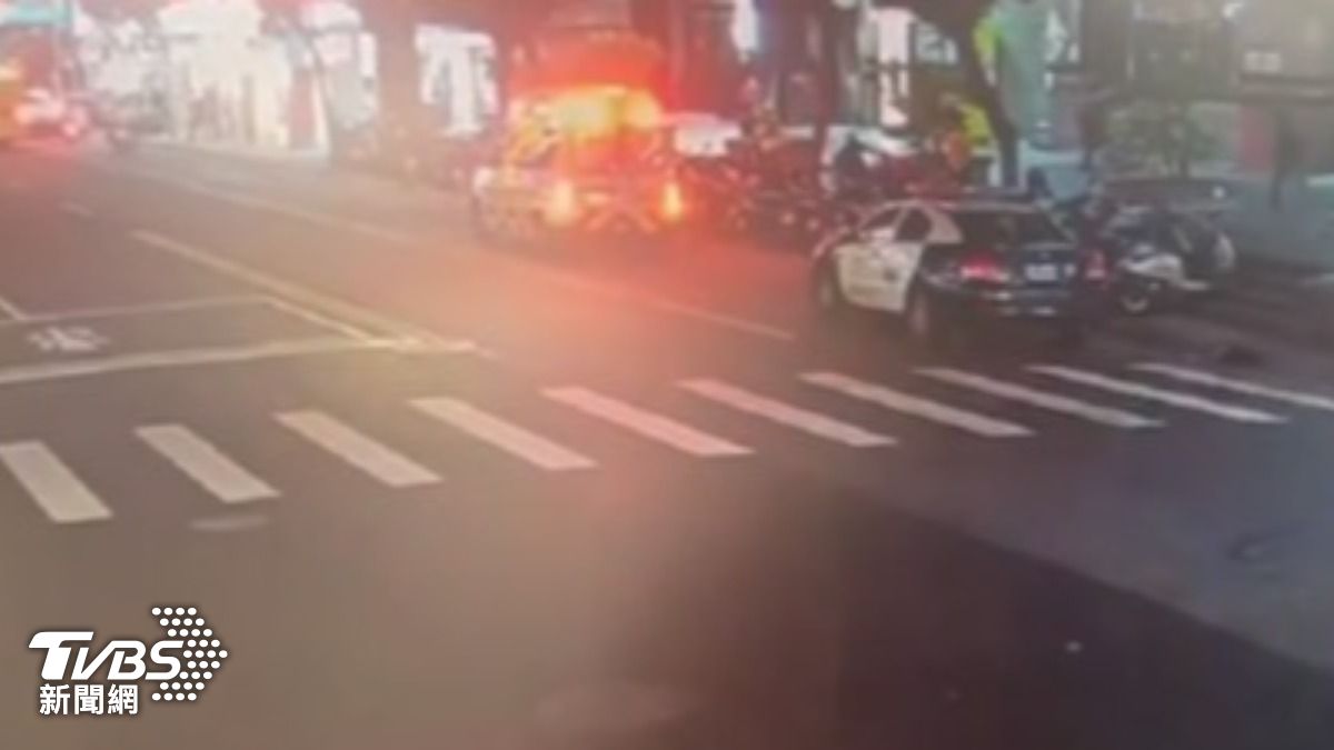 獲報後，警消與救護人員第一時間趕往現場。（圖／TVBS）