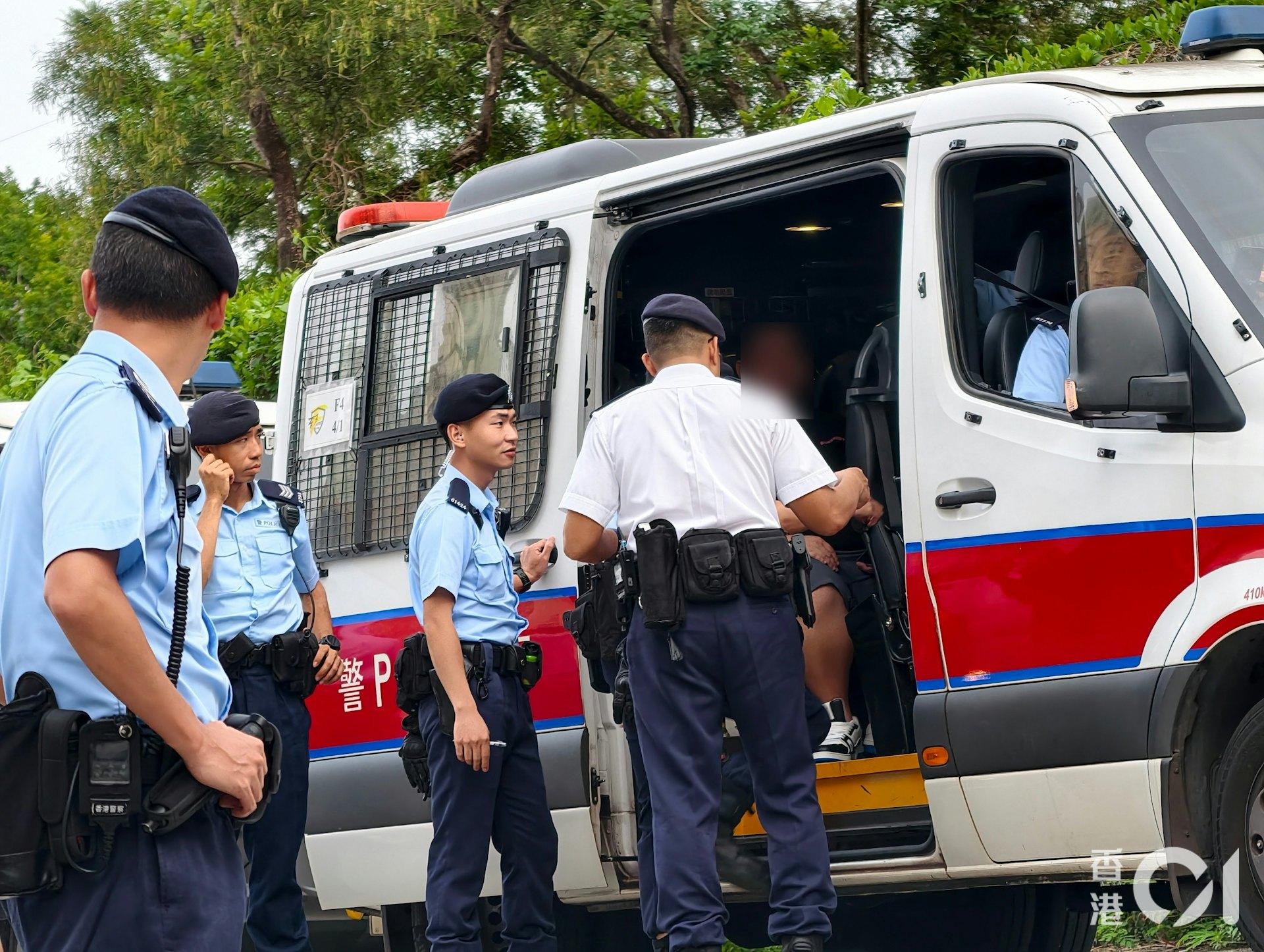 現場查獲3名通緝犯，警方已逮捕送辦。（圖／香港01提供）