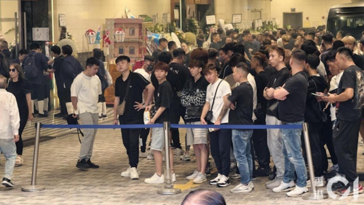 香港黑幫「和勝和」前任老大李福榮過世，告別式吸引大批人士到場致意。（圖／香港01提供）
