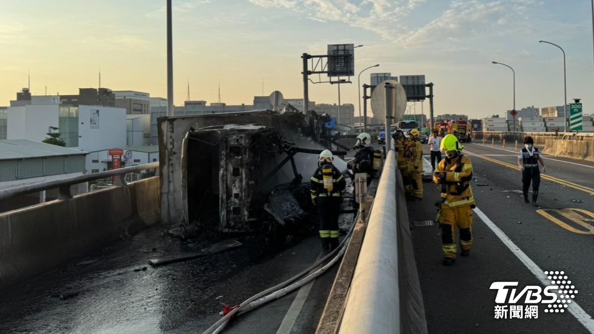 24歲司機剛從新竹送完貨　開夜車回高雄猛撞護欄「火燒車」斷魂