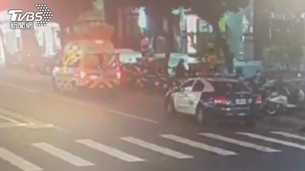 救護車與警方到場。(圖/TVBS)