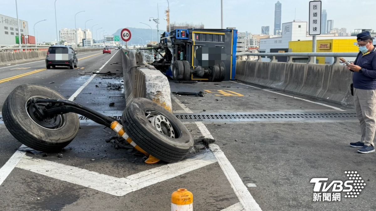 高雄前鎮區新生路高架橋發生火燒車。(圖/TVBS)