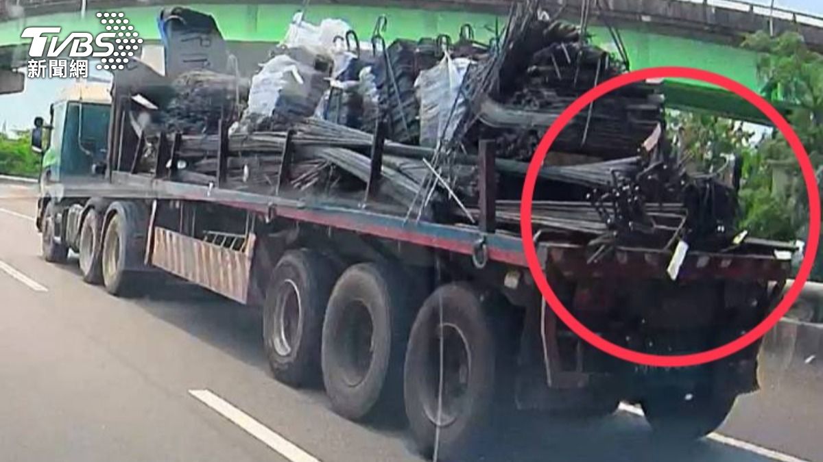 台74血滴子!貨車邊開邊噴17鋼條 3車超衰輾壓爆胎
