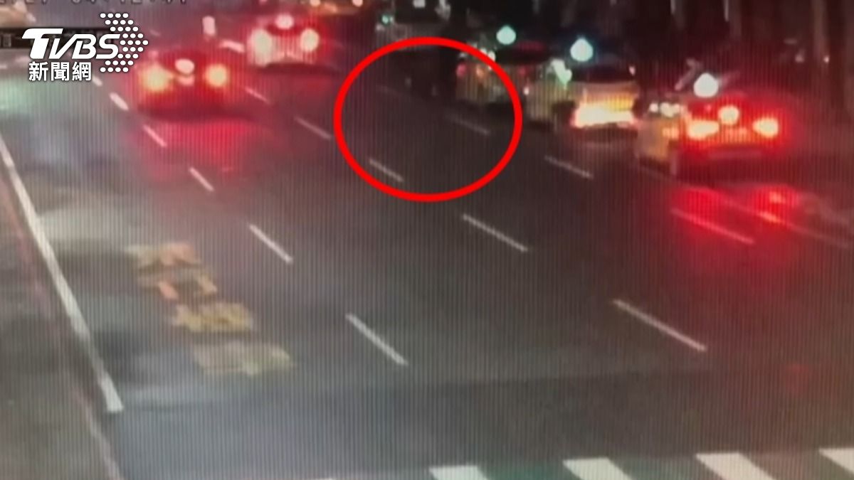 白色車輛駕駛為邱軍,當時直接撞上一旁兩名計程車司機,隨後逃逸。(圖/TVBS)