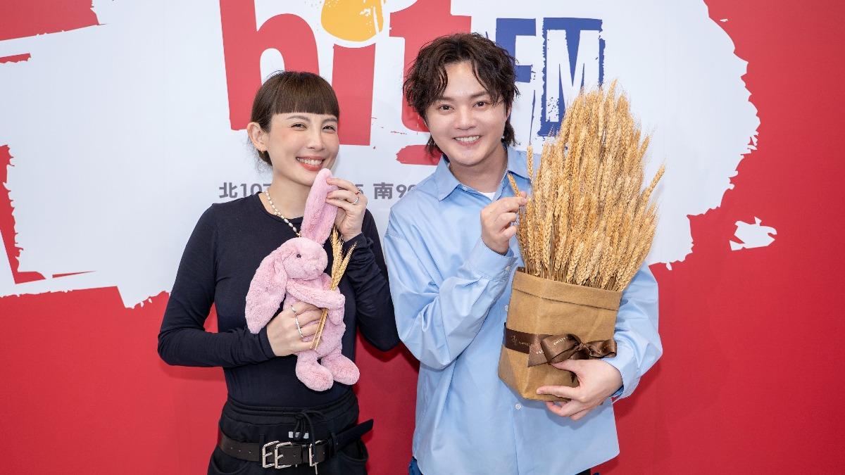 許富凱(右)作客魏如萱節目,暢聊出道15年來的難忘回憶。(圖/Hit Fm聯播網)