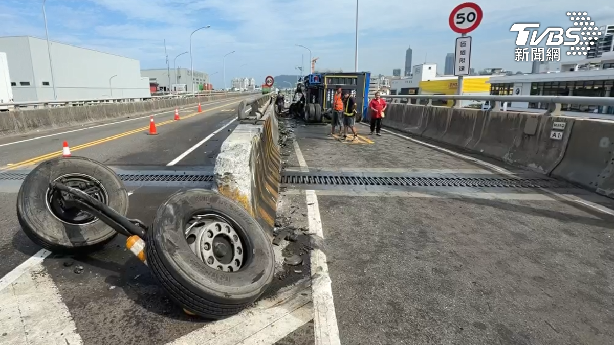 大貨車疑似自撞匝道口水泥護欄後翻覆起火，警方正調查是否為疲勞駕駛所致。（圖／TVBS）