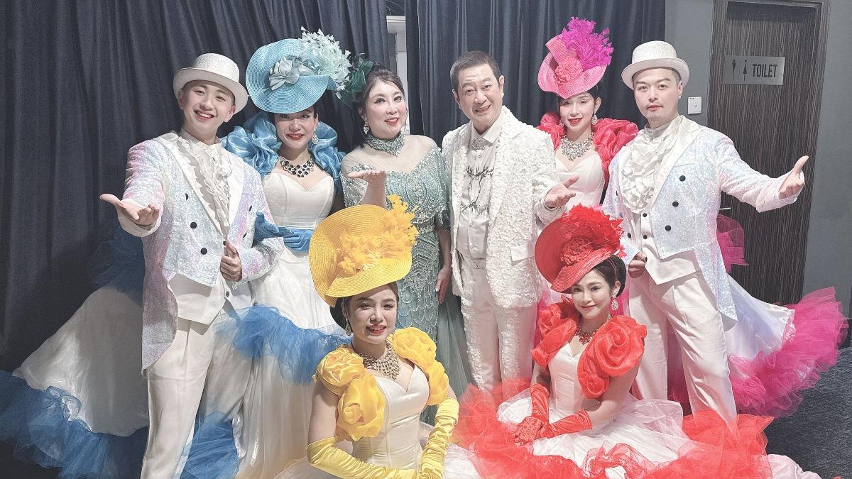 蔡小虎帶著陳思安到馬來西亞演出,吸引滿滿粉絲到場搶看。(圖/豪記唱片提供)