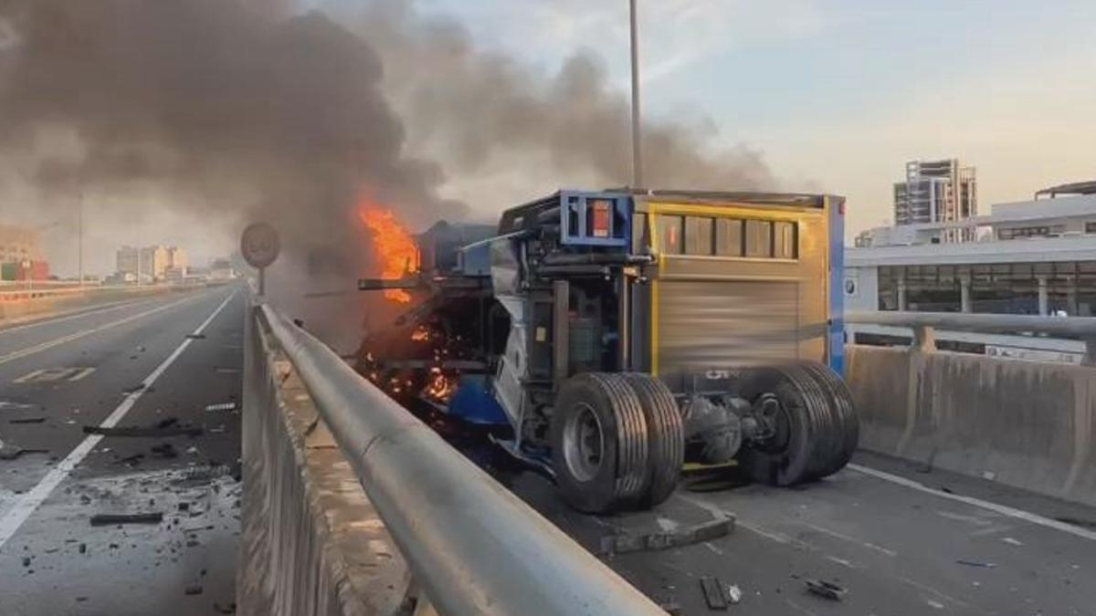 高雄前鎮通往高雄港的新生高架橋29日清晨發生嚴重火燒車意外，24歲陳姓司機受困車內無法逃生，最終不幸遭大火燒死。（圖／程萬宇提供）