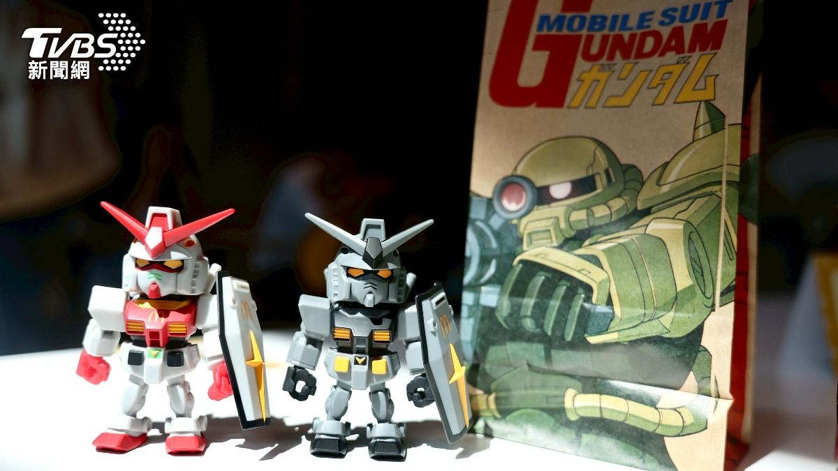 台灣麥當勞限定 RX-78-2 Gundam 公仔共兩款。（圖／華子琛攝）
