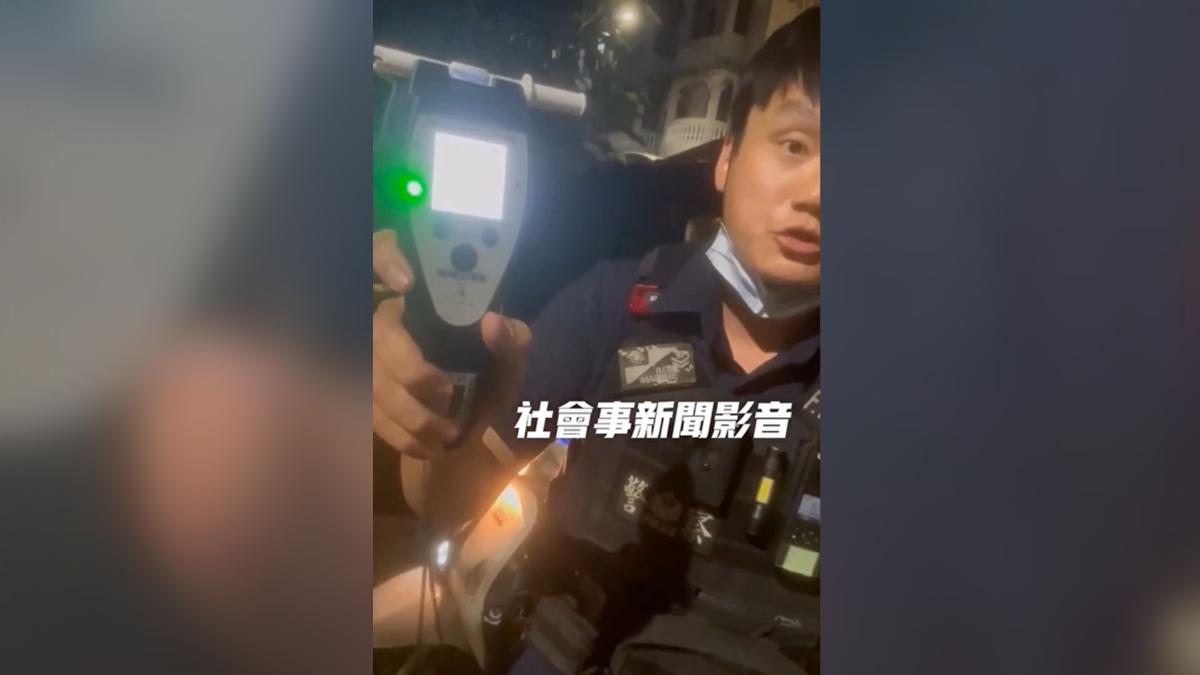 高雄鳳山一名機車騎士,被警方盤查時,全身散發酒氣,要用「酒測器」騎士卻拒絕,警方開出拒測18萬罰單,騎士疑似不滿還故意碰瓷(圖/翻攝社會事影音)