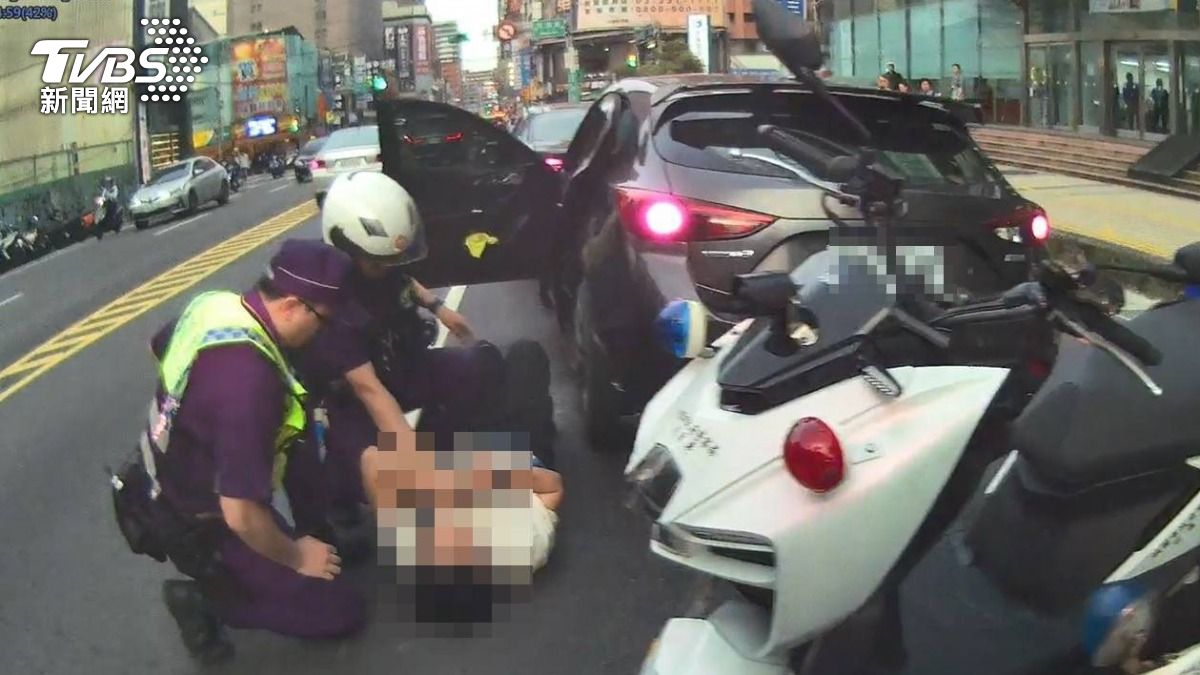 桃園復興路上,警方處理一起追撞車禍,卻發現車內駕駛失去意識不斷發抖,警方破窗救援,結果發現車內有喪屍煙彈,現場直接壓制逮捕(圖/TVBS)