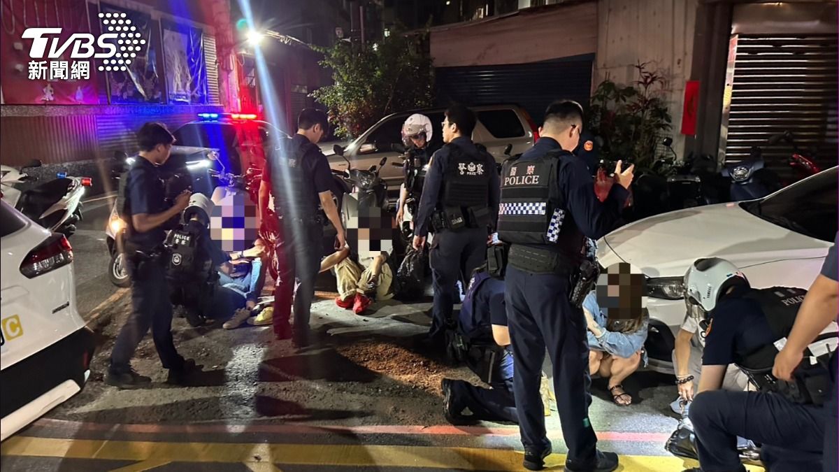 租賃車忽快忽慢遭警攔查 5男女被搜出真槍、毒品全慘了