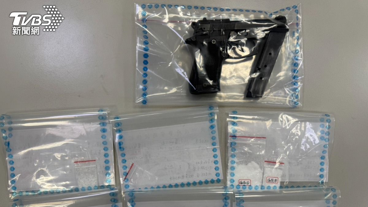警方於車內搜出改造手槍、毒品。（圖／TVBS）