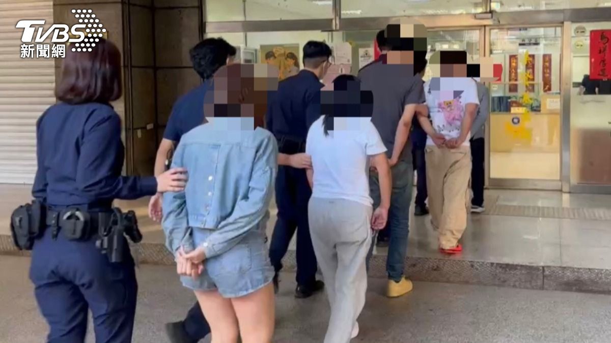 警方訊後將犯嫌依《槍砲彈藥刀械管制條例》、毒品罪送辦。（圖／TVBS）