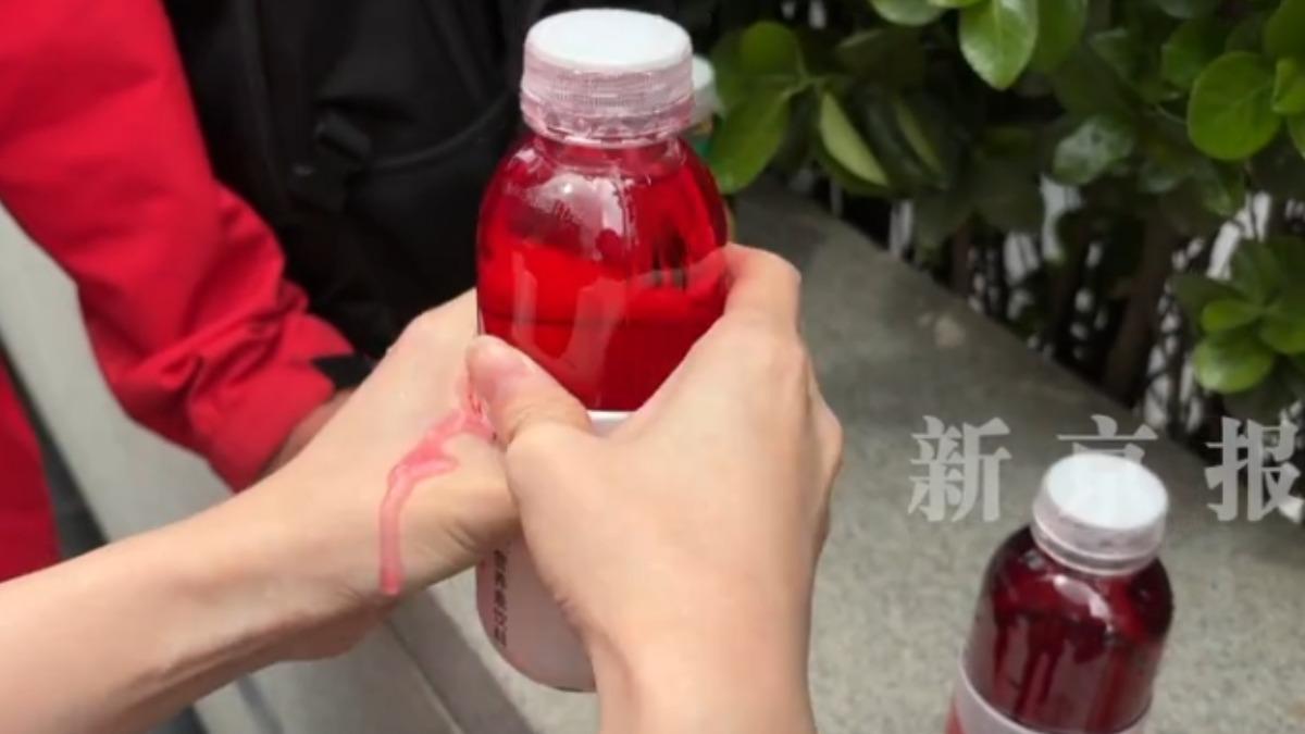 大陸知名瓶裝水「農夫山泉」生產的飲料,被質疑瓶蓋設計有重大瑕疵,引發安全疑慮。(圖/新京報)
