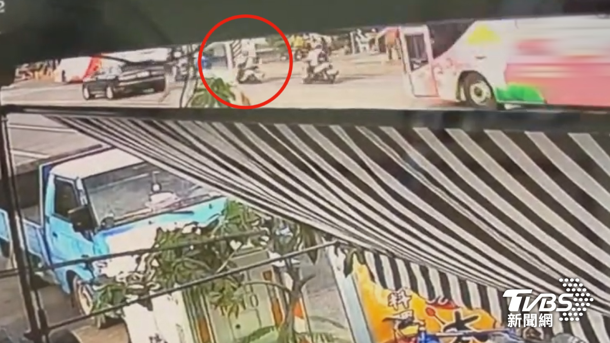 台南女警遭輾前一輛校車疑似違停在路邊接學生上車，女警在後方停車時，遭女大生追撞摔車，再遭後方遊覽車輾斃。（圖／TVBS）