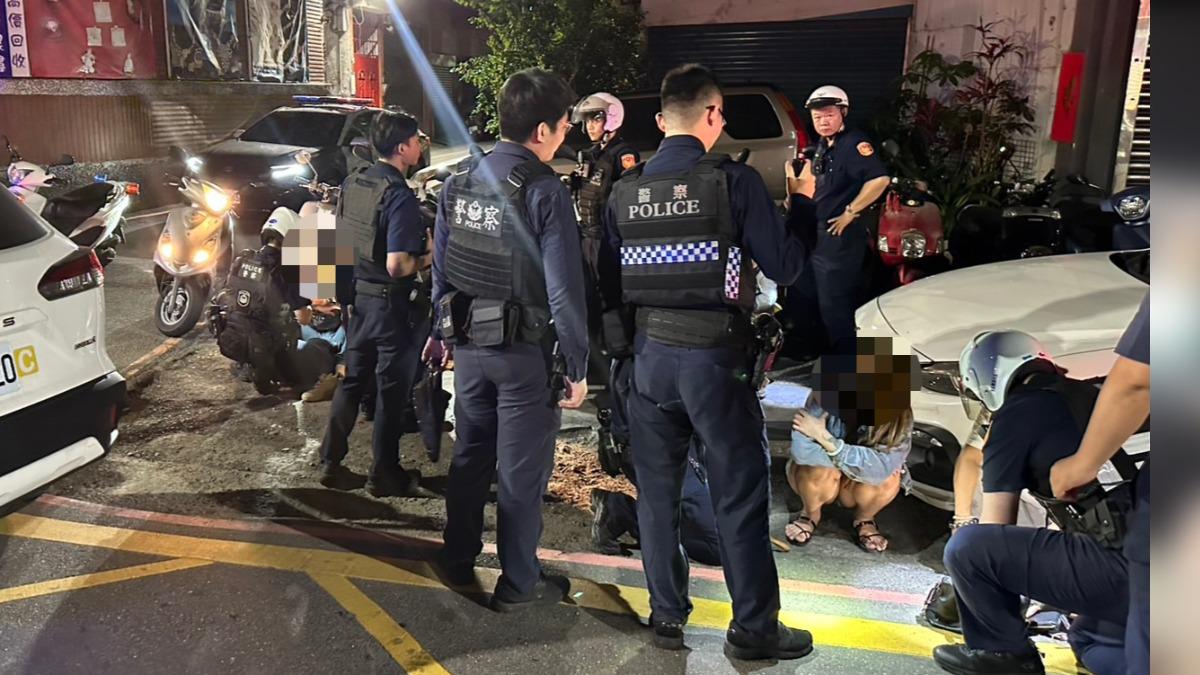 5人擠一台車辯稱要找朋友,半路遇警盤查搜出槍毒。(圖/警方提供)