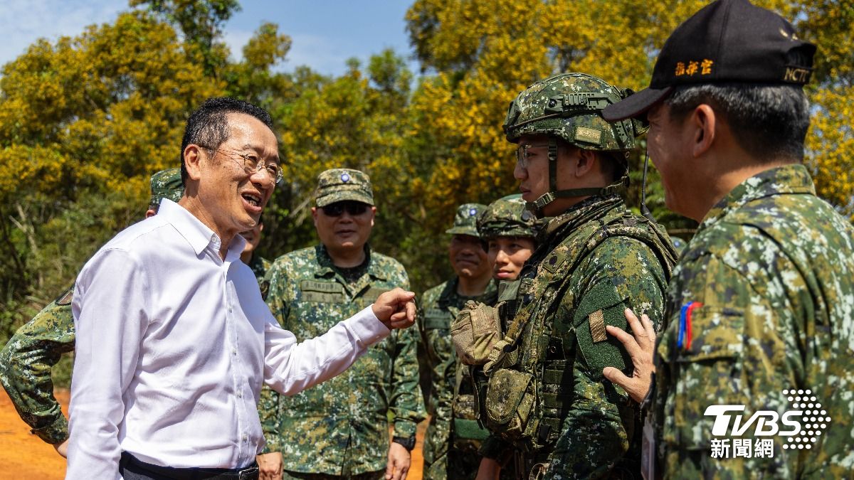 顧立雄關心官兵訓練與生活狀況。(圖/國防部提供)