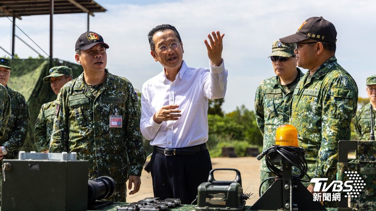 顧立雄前往統裁部,了解「實兵模擬接戰系統」。(圖/國防部提供)