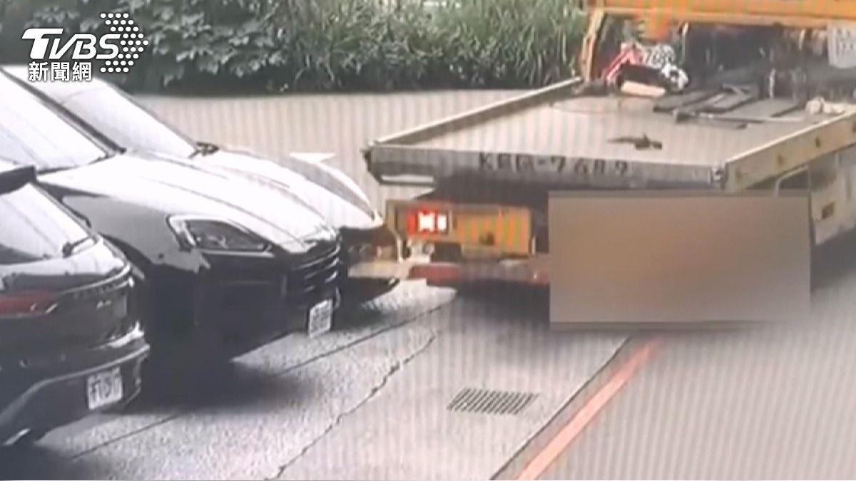 拖吊車連撞3車！司機「鬼吼抖動」畫面曝　疑吸喪屍菸彈警追查。(圖／TVBS) 