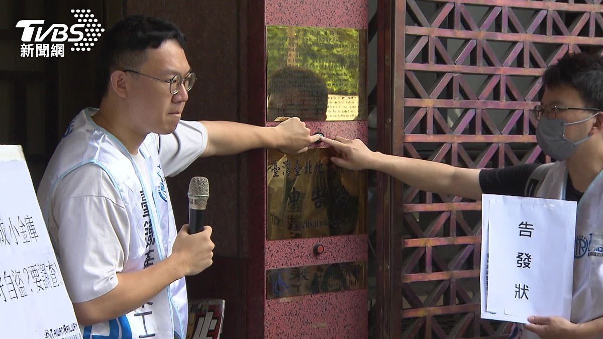 台鐵產業工會今(29)天到地檢署按鈴告發。（圖／TVBS）