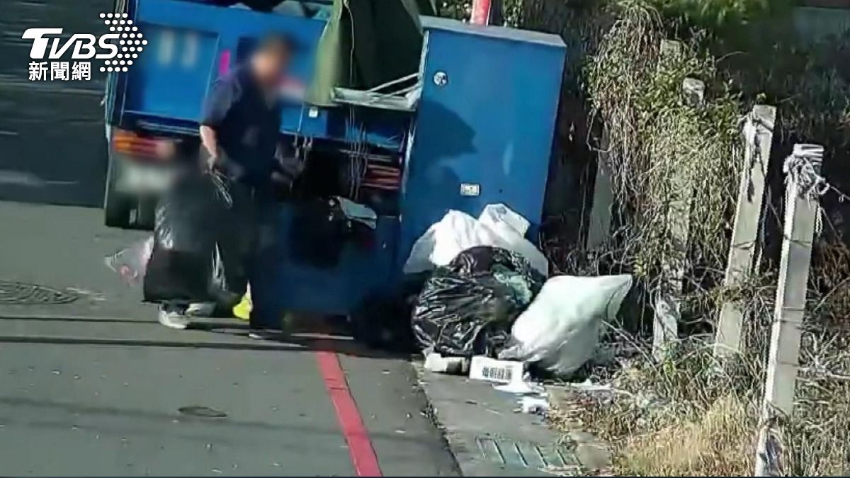 舊衣回收箱淪垃圾場!業者開箱挑貨「不要的丟滿地」恐觸法。(圖/TVBS)