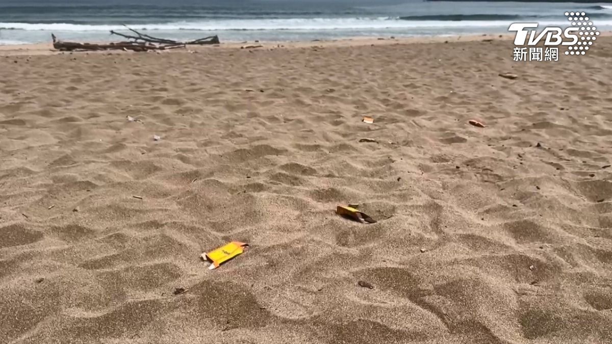 擎天崗2.0!淡水沙崙海灘驚見情侶「肉色交疊」 全網看傻