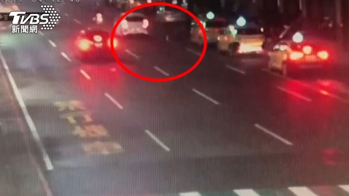 白車為邱軍所駕駛,當時連撞兩名司機後逃逸。(圖/TVBS)