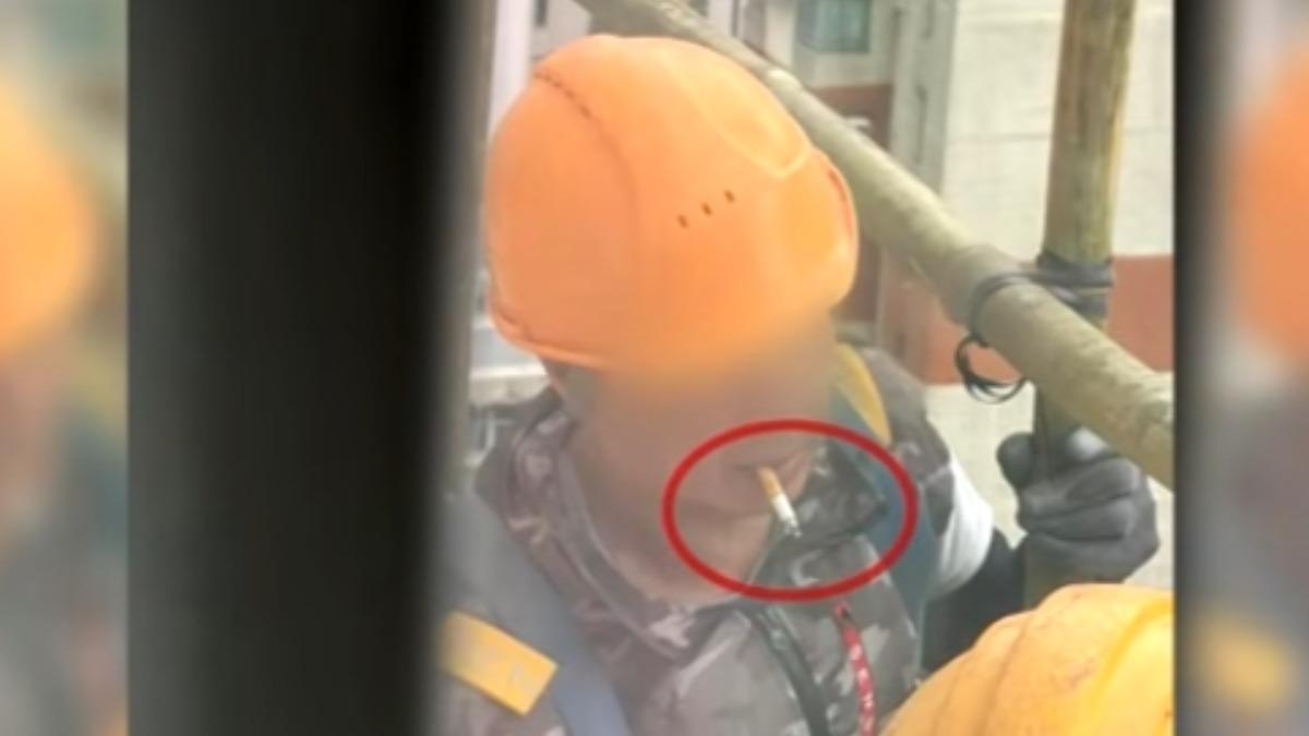 香港一處工地,有住戶目睹工人在竹棚架中抽菸,憂心重演宏福苑大火悲劇。(圖/TVB東張西望)