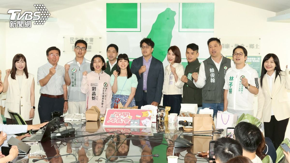 民進黨立委沈伯洋與台北市議員參選人一同出席活動,積極備戰台北市長。(圖/潘建樺攝)