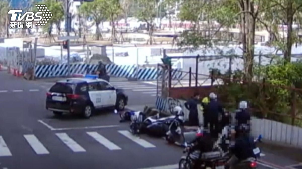 安全帽藏毒品海洛因與安非他命，雙載騎士拒檢撞警車遭逮。（圖／TVBS ）