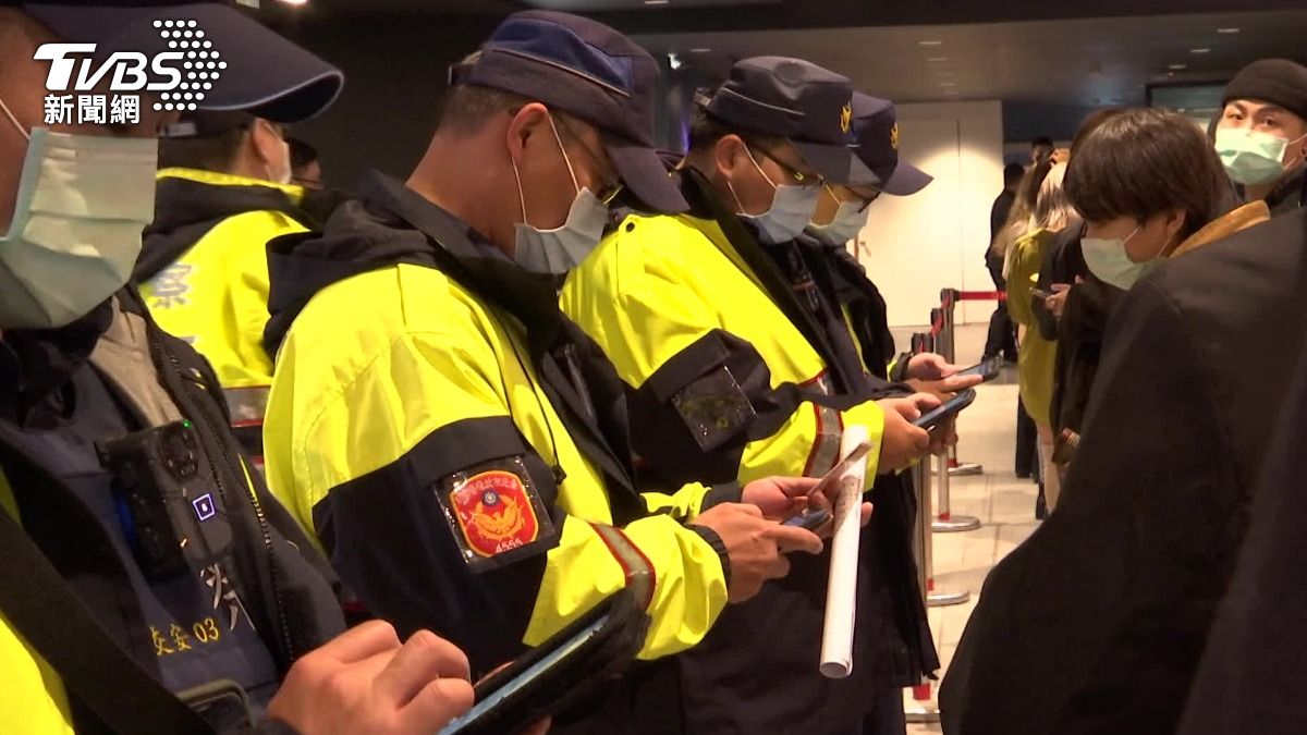 基層員警辛勞誰知道，誰又願意為工作付出?（圖／TVBS）