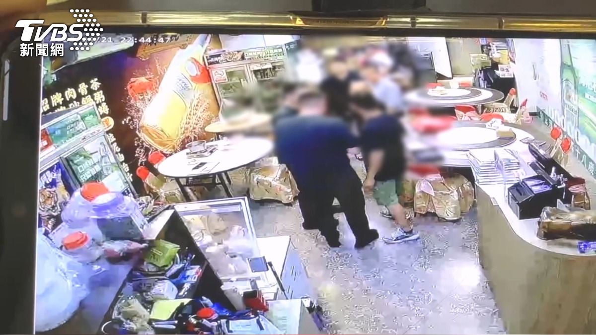 影音/17年海鮮店遭砸!客人結帳嗆聲「明天別開」 持棍毀鐵門信箱。(圖/TVBS)
