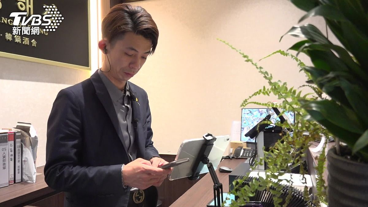 隨時隨地得要回覆公司訊息，遭手機綁架。（圖／TVBS）